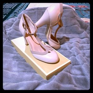 Beautiful 2” tan heels.